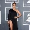 Jennifer Lopez portait une robe Anthony Vaccarello collection printemps-été 2013, une pochette Jimmy Choo et des sandales Tom Ford lors des 55e Grammy Awards au Staples Center. Los Angeles, le 10 février 2013.