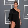 Jennifer Lopez portait une robe Anthony Vaccarello collection printemps-été 2013, une pochette Jimmy Choo et des sandales Tom Ford lors des 55e Grammy Awards au Staples Center. Los Angeles, le 10 février 2013.
