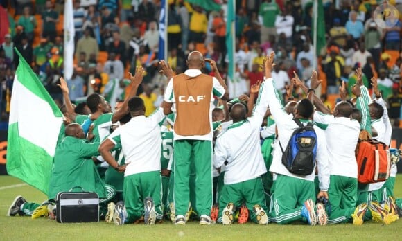 Stephen Keshi et l'équipe du Nigeria en pleine prière après la finale de la Coup d'Afrique des Nations gagnée le 10 février 2013 en disposant du Burkina Faso (1-0) au Soccer City Stadium de Johannesburg