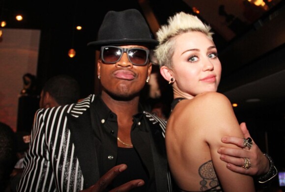 Miley Cyrus pose avec Ne-Yo à la soirée Ne-Yo's 5th Annual Midnight Brunch, à Los Angeles, le 9 février 2013.