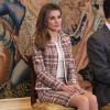 La princesse Letizia stoïque durant l'audience. Cérémonie de félicitations pour l'équipe de handball d'Espagne championne du monde, au palais de la Zarzuela à Madrid le 11 février 2013, en présence du roi Juan Carlos Ier, de la reine Sofia, du prince héritier Felipe et de la princesse Letizia.