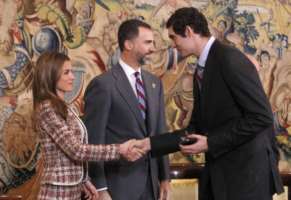 La princesse Letizia félicite l'un des héros du Mondial. Cérémonie de félicitations pour l'équipe de handball d'Espagne championne du monde, au palais de la Zarzuela à Madrid le 11 février 2013, en présence du roi Juan Carlos Ier, de la reine Sofia, du prince héritier Felipe et de la princesse Letizia.