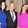 Bruce Willis entre de sa femme Emma Heming à gauche et de la ministre de la Culture Aurélie Filippetti à Paris le 11 février 2013.