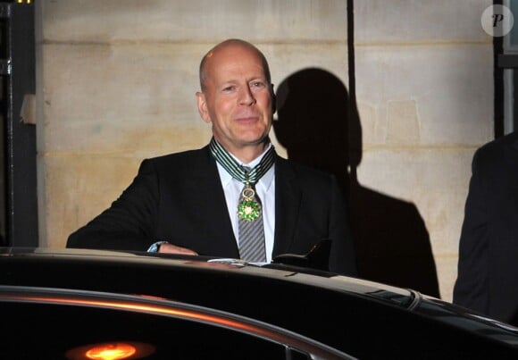 Bruce Willis quitte le ministère de la Culture après avoir reçu l'insigne de commandeur de l'ordre des Arts et des Lettres à Paris, le 11 février 2013.