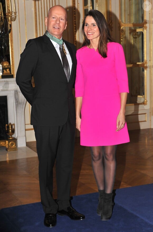 Bruce Willis honoré et Aurélie Filippetti posent à Paris le 11 février 2013.