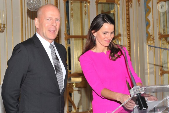 Bruce Willis et Aurélie Filippetti pour l'insigne de commandeur de l'ordre des Arts et des Lettres à Paris, le 11 février 2013.