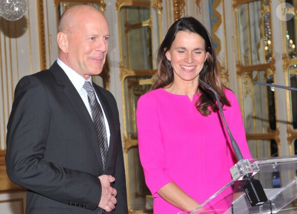 Bruce Willis et Aurélie Filippetti lors de la cérémonie de l'insigne de commandeur de l'ordre des Arts et des Lettres à Paris, le 11 février 2013.