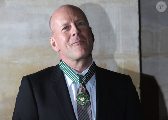 Bruce Willis fait commandeur de l'ordre des Arts et des Lettres à Paris, le 11 février 2013.