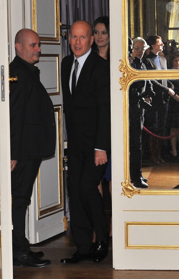 Bruce Willis et sa femme Emma Heming arrive au ministère de la Culture pour recevoir l'insigne de commandeur de l'ordre des Arts et des Lettres à Paris, le 11 février 2013.