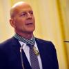 Bruce Willis reçoit les insignes de commandeur de l'ordre des Arts et des Lettres des mains d'Aurélie Filippetti, ministre de la Culture et de la Communication, à Paris, le 11 février 2013.