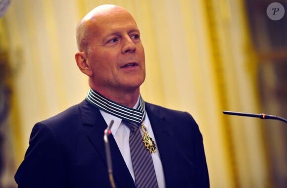 Bruce Willis reçoit les insignes de commandeur de l'ordre des Arts et des Lettres des mains d'Aurélie Filippetti, ministre de la Culture et de la Communication, à Paris, le 11 février 2013.