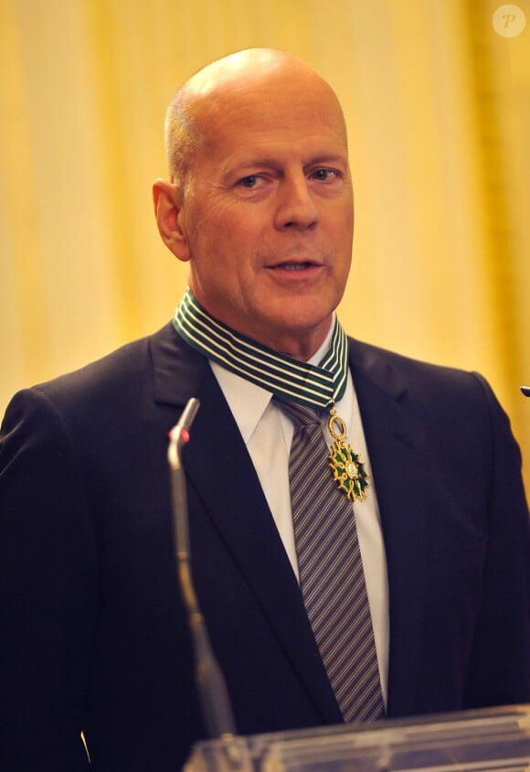 Bruce Willis reçoit l'insigne de commandeur de l'ordre des Arts et des Lettres à Paris, le 11 février 2013.