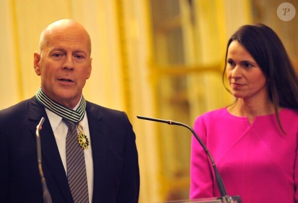 Bruce Willis en plein discours après avoir reçu l'insigne de commandeur de l'ordre des Arts et des Lettres à Paris, le 11 février 2013.