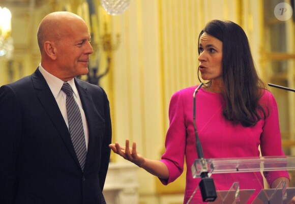 Bruce Willis écoute le discours passionné d'Aurélie Filippetti avant de recevoir l'insigne de commandeur de l'ordre des Arts et des Lettres à Paris, le 11 février 2013.