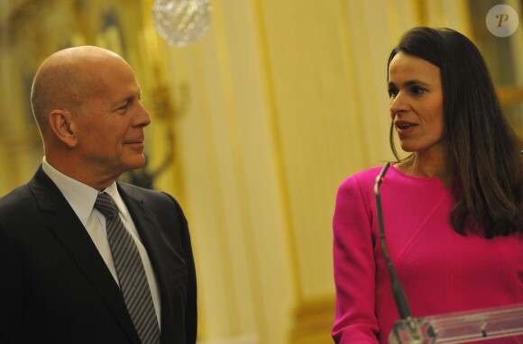Bruce Willis savoure les paroles hommagieuses de la ministre Aurélie Filippetti à Paris le 11 février 2013.