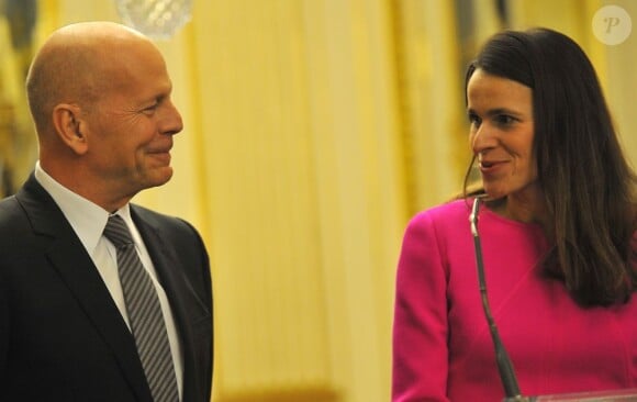 Bruce Willis salué par la ministre Aurélie Filippetti pour l'insigne de commandeur de l'ordre des Arts et des Lettres à Paris, le 11 février 2013.