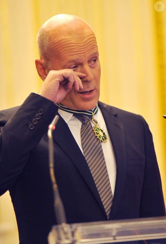 Bruce Willis ému après avoir reçu l'insigne de commandeur de l'ordre des Arts et des Lettres à Paris, le 11 février 2013.