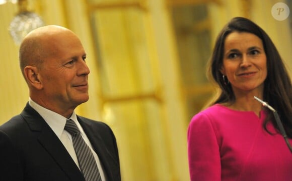 L'acteur Bruce Willis et Aurélie Filippetti, ministre de la Culture et de la Communication, à Paris le 11 février 2013.