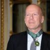 Bruce Willis a reçu l'insigne de commandeur de l'ordre des Arts et des Lettres à Paris, le 11 février 2013.