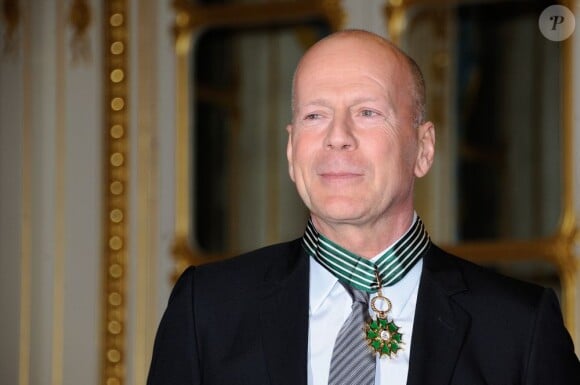 Bruce Willis a reçu l'insigne de commandeur de l'ordre des Arts et des Lettres à Paris, le 11 février 2013.