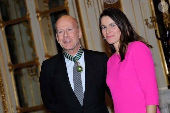 Bruce Willis au côté de la ministre après avoir reçu l'insigne de commandeur de l'ordre des Arts et des Lettres à Paris, le 11 février 2013.