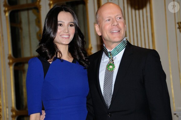 Bruce Willis avec sa femme Emma Heming pour recevoir l'insigne de commandeur de l'ordre des Arts et des Lettres à Paris, le 11 février 2013.