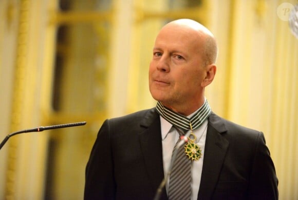 Bruce Willis honoré par l'insigne de commandeur de l'ordre des Arts et des Lettres à Paris, le 11 février 2013.