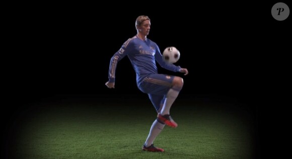 Avant de passer en cuisine, Fernando Torres montre qu'il sait jouer au foot