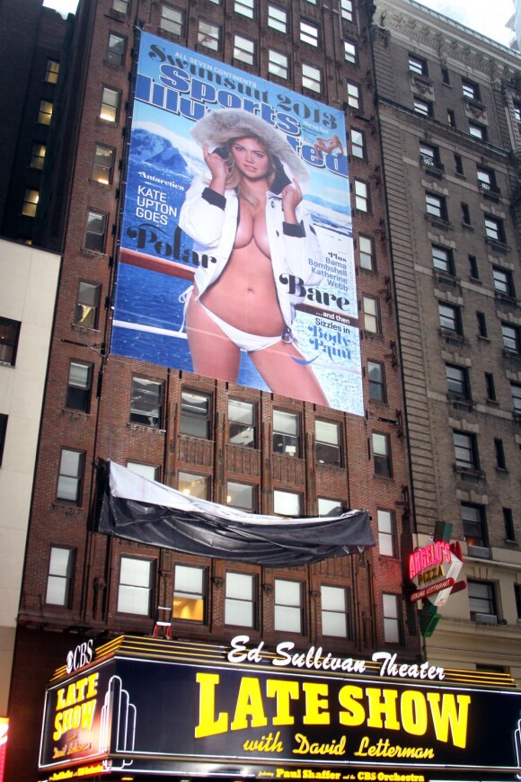 La couverture du magazine Sports Illustrated Swimsuit 2013 avec Kate Upton, affiché en grand format au-dessus du Ed Sullivan Theater à New York. Le 11 février 2013.