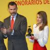 Letizia d'Espagne remettant au côté du prince Felipe un prix lors de la cérémonie de remise des accréditations aux Ambassadeurs d'honneur de la marque Espagne, à la Cité financière de la Banque Santander, à Madrid, le 12 février 2013.