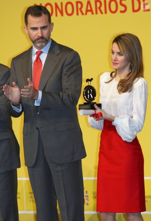 Letizia d'Espagne remettant au côté du prince Felipe un prix lors de la cérémonie de remise des accréditations aux Ambassadeurs d'honneur de la marque Espagne, à la Cité financière de la Banque Santander, à Madrid, le 12 février 2013.