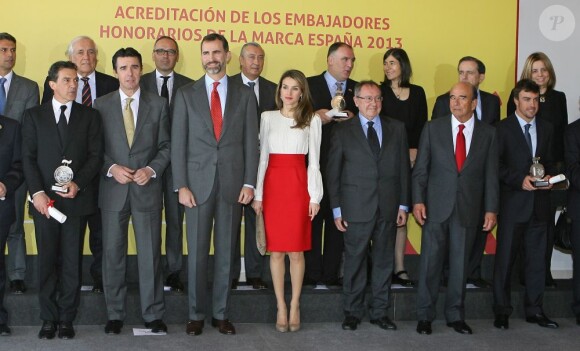 La princesse Letizia d'Espagne était éblouissante en jupe rouge et chemisier blanc pour la cérémonie de remise des accréditations aux Ambassadeurs d'honneur de la marque Espagne, à la Cité financière de la Banque Santander, à Madrid, le 12 février 2013.