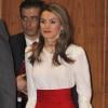 Letizia d'Espagne éblouissante en jupe rouge et chemisier blanc pour la cérémonie de remise des accréditations aux Ambassadeurs d'honneur de la marque Espagne, à la Cité financière de la Banque Santander, à Madrid, le 12 février 2013.