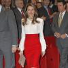 Letizia d'Espagne était superbe en jupe rouge et chemisier blanc pour la cérémonie de remise des accréditations aux Ambassadeurs d'honneur de la marque Espagne, à la Cité financière de la Banque Santander, à Madrid, le 12 février 2013.