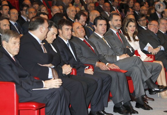 Le prince Felipe et la princesse Letizia d'Espagne lors de la cérémonie de remise des accréditations aux Ambassadeurs d'honneur de la marque Espagne, à la Cité financière de la Banque Santander, à Madrid, le 12 février 2013.