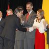 Antonio Banderas, distingué dans la catégorie Culture et Communication, salue le prince Felipe et la princesse Letizia d'Espagne lors de la cérémonie de remise des accréditations aux Ambassadeurs d'honneur de la marque Espagne, à la Cité financière de la Banque Santander, à Madrid, le 12 février 2013.