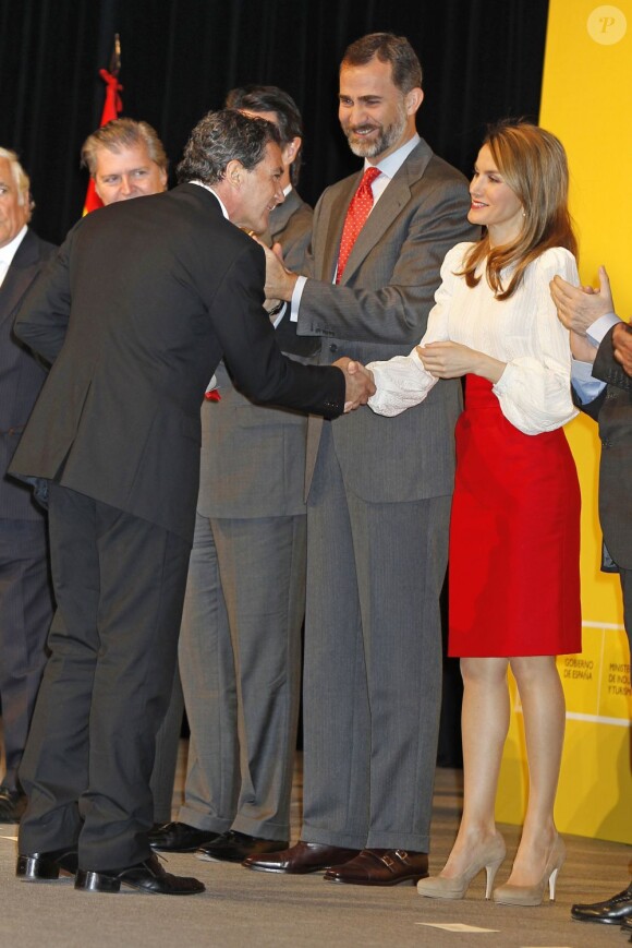 Antonio Banderas, distingué dans la catégorie Culture et Communication, salue le prince Felipe et la princesse Letizia d'Espagne lors de la cérémonie de remise des accréditations aux Ambassadeurs d'honneur de la marque Espagne, à la Cité financière de la Banque Santander, à Madrid, le 12 février 2013.