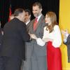 Letizia d'Espagne était éblouissante en jupe rouge et chemisier blanc pour la cérémonie de remise des accréditations aux Ambassadeurs d'honneur de la marque Espagne, à la Cité financière de la Banque Santander, à Madrid, le 12 février 2013.