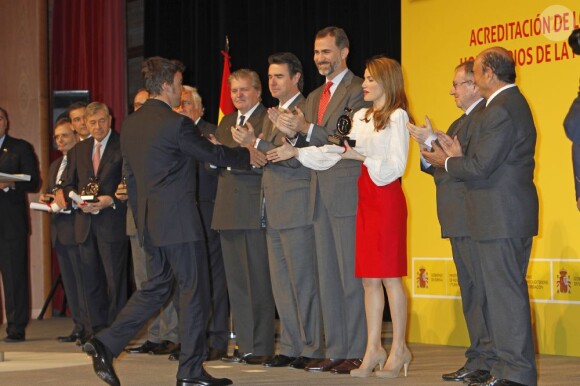 Fernando Alonso reçoit son prix des mains de Felipe et Letizia d'Espagne lors de la cérémonie de remise des accréditations aux Ambassadeurs d'honneur de la marque Espagne, à la Cité financière de la Banque Santander, à Madrid, le 12 février 2013.