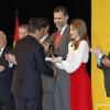 Fernando Alonso reçoit son prix des mains de Letizia d'Espagne lors de la cérémonie de remise des accréditations aux Ambassadeurs d'honneur de la marque Espagne, à la Cité financière de la Banque Santander, à Madrid, le 12 février 2013.