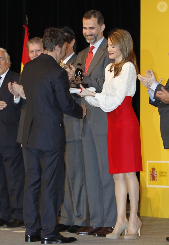 Fernando Alonso reçoit son prix des mains de Letizia d'Espagne lors de la cérémonie de remise des accréditations aux Ambassadeurs d'honneur de la marque Espagne, à la Cité financière de la Banque Santander, à Madrid, le 12 février 2013.