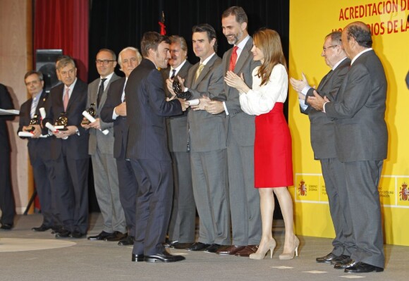 Fernando Alonso salue Felipe et Letizia d'Espagne lors de la cérémonie de remise des accréditations aux Ambassadeurs d'honneur de la marque Espagne, à la Cité financière de la Banque Santander, à Madrid, le 12 février 2013.