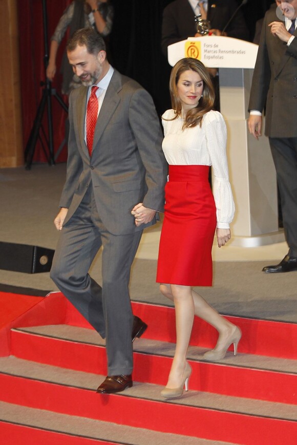 Le prince Felipe et la princesse Letizia d'Espagne au cours de la cérémonie de remise des accréditations aux Ambassadeurs d'honneur de la marque Espagne, à la Cité financière de la Banque Santander, à Madrid, le 12 février 2013.
