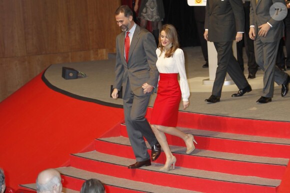 Le prince Felipe et la princesse Letizia d'Espagne, sublime, au cours de la cérémonie de remise des accréditations aux Ambassadeurs d'honneur de la marque Espagne, à la Cité financière de la Banque Santander, à Madrid, le 12 février 2013.