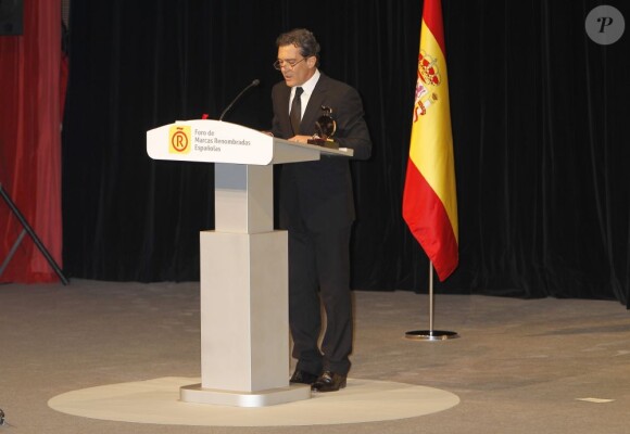 Antonio Banderas a adressé un message de remerciement au nom de tous les lauréats, lors de la cérémonie de remise des accréditations aux Ambassadeurs d'honneur de la marque Espagne, à la Cité financière de la Banque Santander, à Madrid, le 12 février 2013.
