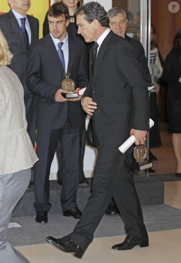Antonio Banderas et Fernando Alonso lors de la cérémonie de remise des accréditations aux Ambassadeurs d'honneur de la marque Espagne, à la Cité financière de la Banque Santander, à Madrid, le 12 février 2013.