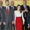 Letizia d'Espagne était éblouissante, en jupe rouge et chemisier blanc, au côté de Felipe pour la cérémonie de remise des accréditations aux Ambassadeurs d'honneur de la marque Espagne, à la Cité financière de la Banque Santander, à Madrid, le 12 février 2013.