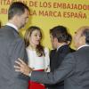 Letizia d'Espagne, face à Fernando Alonso, était éblouissante en jupe rouge et chemisier blanc pour la cérémonie de remise des accréditations aux Ambassadeurs d'honneur de la marque Espagne, à la Cité financière de la Banque Santander, à Madrid, le 12 février 2013.