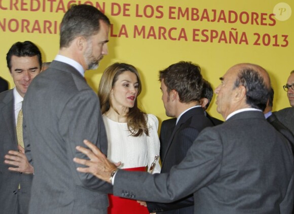 Letizia d'Espagne, face à Fernando Alonso, était éblouissante en jupe rouge et chemisier blanc pour la cérémonie de remise des accréditations aux Ambassadeurs d'honneur de la marque Espagne, à la Cité financière de la Banque Santander, à Madrid, le 12 février 2013.