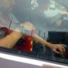 Shakira au volant, Gerard Piqué porte son fils Milan dans son porte-bébé kangourou, assis à la place du mort, sans ceinture de sécurité, le 10 février 2013 à la sortie du Camp Nou à Barcelone